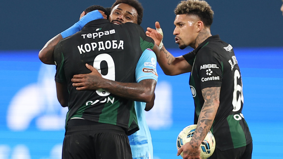 Эмоции матча лидеров РПЛ: стычки на поле, объятия после и другие моменты игры «Зенит» — «Краснодар»