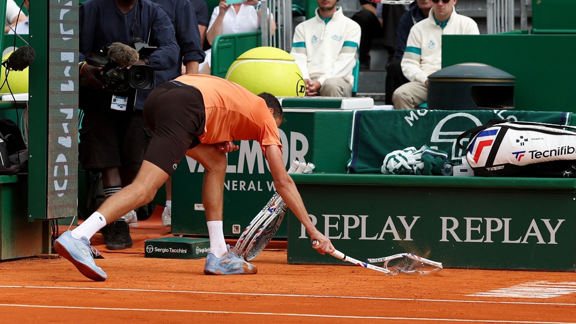 Даниила Медведева оштрафовали за разбитую ракетку на турнире WTA 1000 в Монте-Карло: подробности