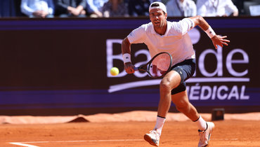 Разбитая ракетка не помогла. Хачанов второй раз подряд вылетел в первом круге — на этот раз в Барселоне