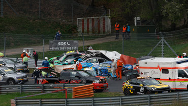 Гонка на Нюрбургринге остановлена из-за страшной аварии. Погиб 66-летний финский гонщик Юха Миеттинен