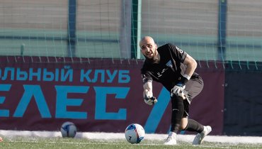 «Чистой воды случайность». Во Второй лиге вратарь забил гол со своей половины поля и отпраздновал с мамой