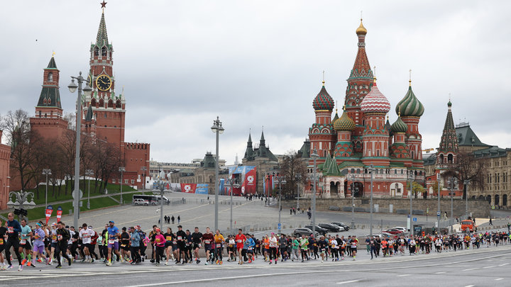 23 тысячи бегунов в центре столицы и рекорды африканцев: кадры Московского полумарафона