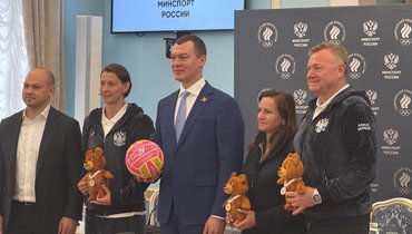 Министру спорта РФ Дегтяреву вручили мяч с победного для сборной России финала Кубка мира по водному поло