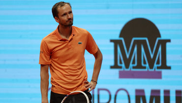 Проблемы на нелюбимом грунте. Медведев покидает турнир в Мадриде после поражения от Коболли