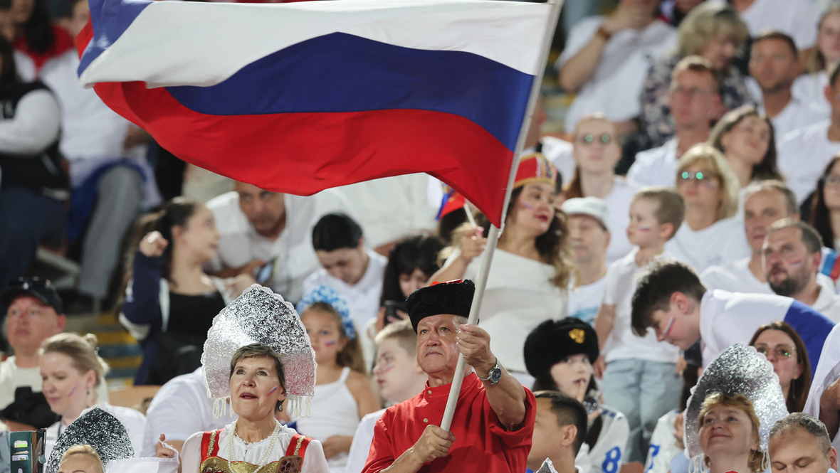 Салах вне заявки и кокошники на трибуне: кадры матча России и Египта в Каире