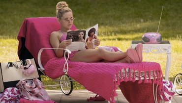 Кадр из сериала «Эль», реж. Пит Чатмон, Сэмми Коэн, Джейсон Мур и др., Amazon MGM Studios, Hello Sunshine, Marc Platt Productions