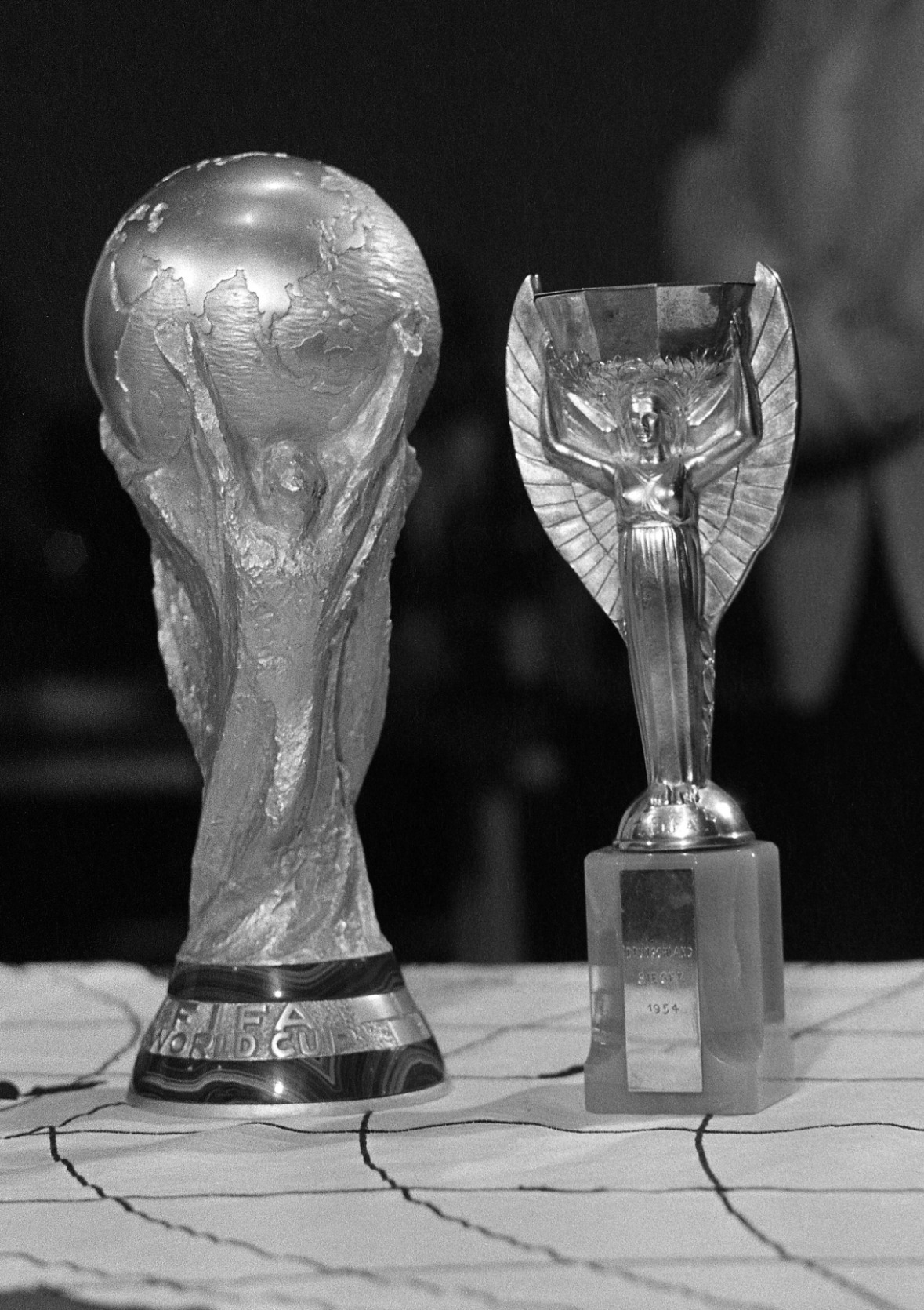 Новый и старый трофей чемпионата мира.1973 год.