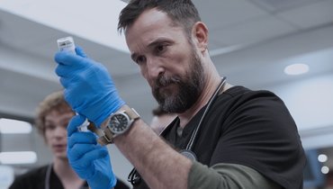 Кадр из сериала «Питт», реж Джон Уэллс, Дэмиен Маркано, Ута Бризевиц и др., HBO Max