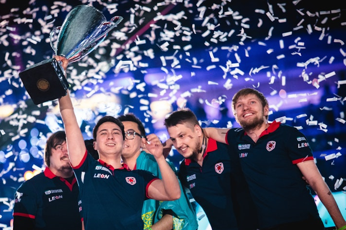 Gambit с трофеем PGL Major Krakow 2017.