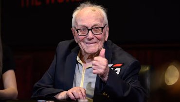«Покер помог сохранить ясность ума». 100-летний британец стал старейшим игроком с профессиональным контрактом