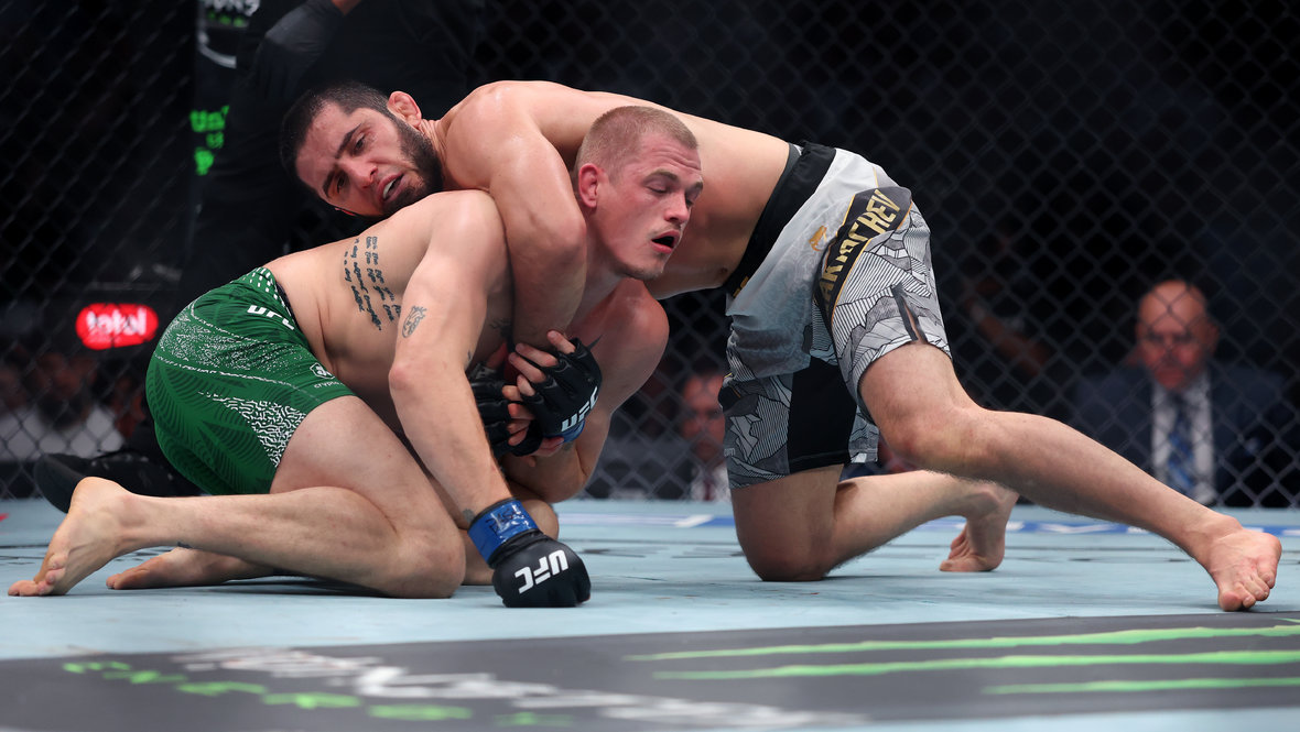 Ислам Махачев победил Иэна Герри на турнире UFC 330: россиянин одержал седьмую победу в титульных поединках