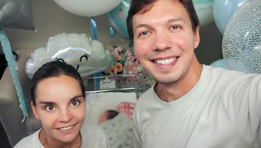 Дина Аверина и Дмитрий Соловьев стали родителями. У гимнастки и фигуриста родился сын
