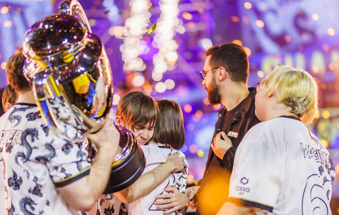 Team Spirit с трофеем Perfect World Shanghai Major 2024.