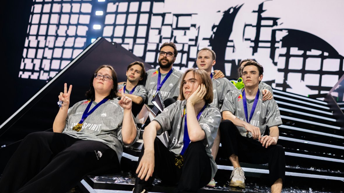 Team Spirit после победы на EWC 2026.