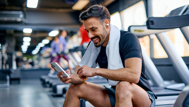 Спортсмен с телефоном в зале