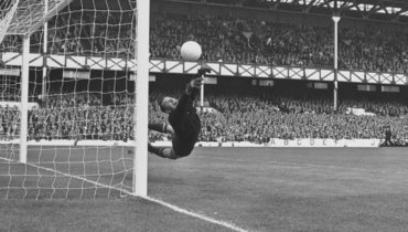 25 июля 1966 года. Ливерпуль. Полуфинал чемпионата мира. ФРГ — СССР — 2:1. Лев Яшин отражает атаку соперника.