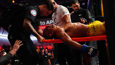 «Помолитесь за него». Боец UFC Барселос потерял сознание во время поединка с Росасом