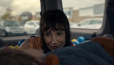 Кадр из фильма «Чужая мама», реж. Роб Сэведж, Universal Pictures, Blumhouse Productions, Atomic Monster, Wild Atlantic Pictures, Blumhouse-Atomic Monster, Spin a Black Yarn