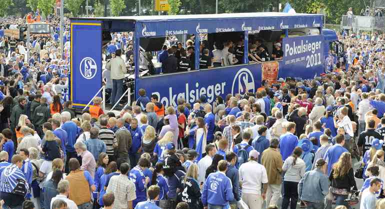 ГЕЛЬЗЕНКИРХЕН РАДУЕТСЯ ПОБЕДЕ В КУБКЕ