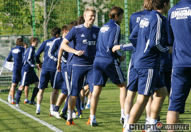 ПОГРЕБНЯК ТРЕНИРУЕТСЯ В "ДИНАМО"
