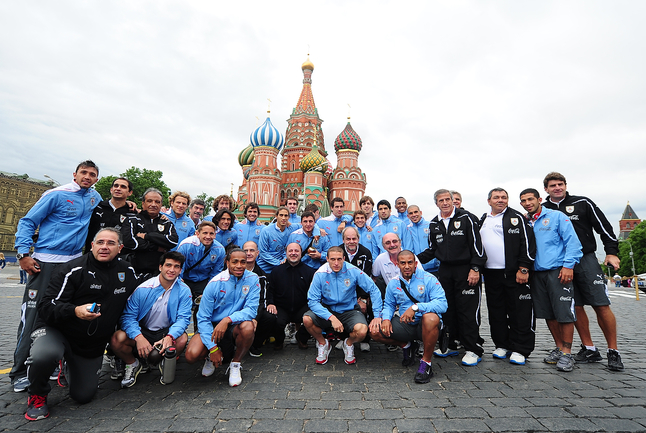 СБОРНАЯ УРУГВАЯ ГУЛЯЕТ ПО КРАСНОЙ ПЛОЩАДИ