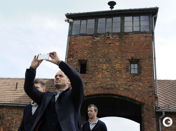 ФУТБОЛИСТЫ СБОРНОЙ ГОЛЛАНДИИ В ОСВЕНЦИМЕ