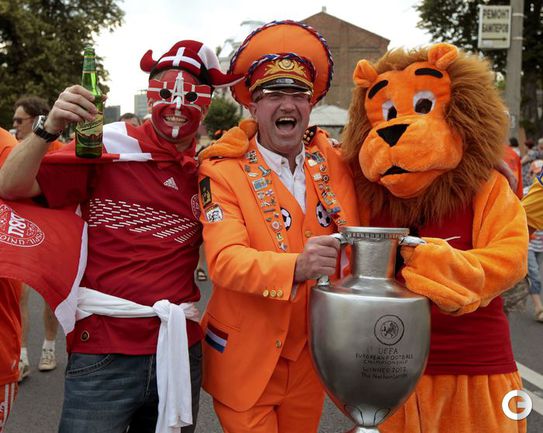 НАРЯДНЫЕ БОЛЕЛЬЩИКИ EURO-2012