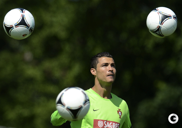 ПОРТУГАЛЬЦЫ ГОТОВЯТСЯ К ИГРЕ С ГОЛЛАНДИЕЙ