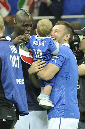 ДУБЛЬ БАПОТЕЛЛИ ВЫВЕЛ ИТАЛИЮ В ФИНАЛ EURO2012