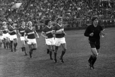 Конец 70-х. Капитан "Спартака" Александр ПРОХОРОВ (справа) выводит команду на матч с "Торпедо", за ним - Вагиз ХИДИЯТУЛЛИН, Вадим ПАВЛЕНКО, Александр СОРОКИН и Олег РОМАНЦЕВ. Фото Сергея КОЛГАНОВА