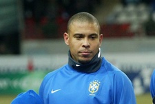 1 марта. 2006 года. Москва. Товарищеский матч. Россия - Бразилия - 0:1. Автор единственного гола РОНАЛДО перед матчем. Фото Алексея ИВАНОВА, "СЭ".