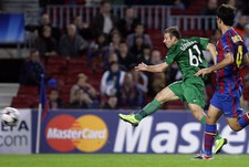 Сегодня. Барселона. "Барселона" - "Рубин" - 1:2. Гекдениз КАРАДЕНИЗ проводит победный гол в ворота "Барсы". Фото AFP