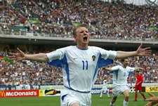 14 июня 2002 года. Сидзуока. Россия - Бельгия - 2:3. 52-я минута. Только что Владимир БЕСЧАСТНЫХ сравнял счет, забив 25-й гол из своих 26 голов за сборную. Фото Александра ФЕДОРОВА, "СЭ"