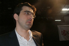 Крамник бьет своих, чужие приглядываются