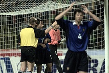 1 сентября 2001 года. Любляна. Словения - Россия - 2:1. 90-я минута. Игорь ЧУГАЙНОВ (№4) и Александр МОСТОВОЙ не согласны с решением Грэма ПОЛЛА назначить пенальти в ворота сборной России. Фото Александра ФЕДОРОВА, "СЭ"