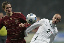 Нападающий сборной России Роман ПАВЛЮЧЕНКО (слева) в борьбе за мяч с Мишо БРЕЧКО. Фото Александра ВИЛЬФА, "СЭ"