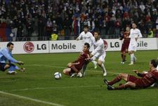 Среда. Марибор. Словения - Россия - 1:0. 66-я минута. Через несколько секунд в попытке выцарапать мяч у Самира ХАНДАНОВИЧА (слева) Александр КЕРЖАКОВ (в центре) получит красную карточку. Фото Александра ФЕДОРОВА, "СЭ"