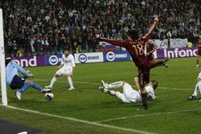 Вчера. Марибор. Словения - Россия - 1:0. Самир ХАНДАНОВИЧ отражает атаку Юрия ЖИРКОВА.