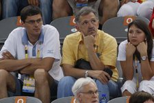 Легендарный пловец Александр ПОПОВ с женой Дарьей и хирург Сергей АРХИПОВ (в центре) на Олимпиаде в Пекине. Фото Александра ВИЛЬФА, "СЭ"