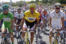 Игнатьев примерил желтую майку. И вернул ее хозяину