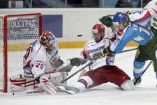 Сегодня. Москва. ДС "Мегаспорт". Россия - Финляндия - 2:3. Георгий ГЕЛАШВИЛИ ликвидирует один из опасных моментов у своих ворот. Фото REUTERS