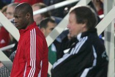 Воскресенье. Белек. Драман ТРАОРЕ наблюдает за контрольной игрой "Локо" с "Днепром". Фото Татьяны ДОРОГУТИНОЙ, "СЭ"