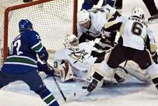 Суббота. "Ванкувер" - "Питтсбург" - 6:2. Один из 12 сэйвов Александра ПЕЧУРСКОГО. Фото REUTERS