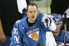 16 февраля 2006 года. Турин. Яркко РУУТУ, который только что ударил Яромира Ягра, получает удаление до конца матча. Фото REUTERS