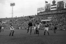 26 июня. Москва. "Спартак" - "Динамо" Тб - 4:1. Атакуют гости. Фото Анатолия БОЧИНИНА