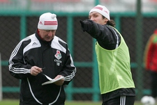 Борис ИГНАТЬЕВ и Дмитрий СЕННИКОВ на тренировке "Локо". Фото Татьяны ДОРОГУТИНОЙ, "СЭ"