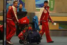 Вчера. Ванкувер. Капитан сборной России Алексей МОРОЗОВ и еще один форвард Александр РАДУЛОВ (справа). Фото Александра ВИЛЬФА, "СЭ"