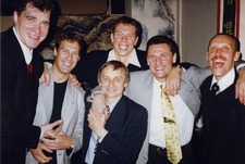 Золотая команда чемпионов Сеула-88 - до сих пор единая семья. Слева направо: Арвидас САБОНИС, Шарунас МАРЧЮЛЕНИС, Василий АВРАМЕНКО, Александр ВОЛКОВ, Вальдемарас ХОМИЧЮС, Римас КУРТИНАЙТИС. Фото из архива Василия Авраменко