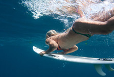 Серф-лагерь на Бали: девчонки в купальниках и без