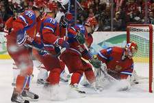 Вчера. Ванкувер. Россия - Канада - 3:7. Очередная шайба в воротах Евгения НАБОКОВА. Фото REUTERS